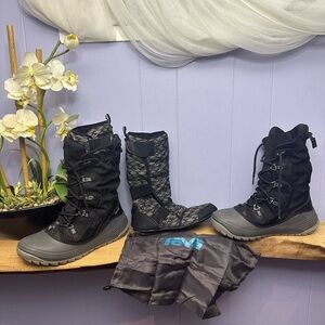 TEVA waterproof Women's Black and Gray insulated Boots